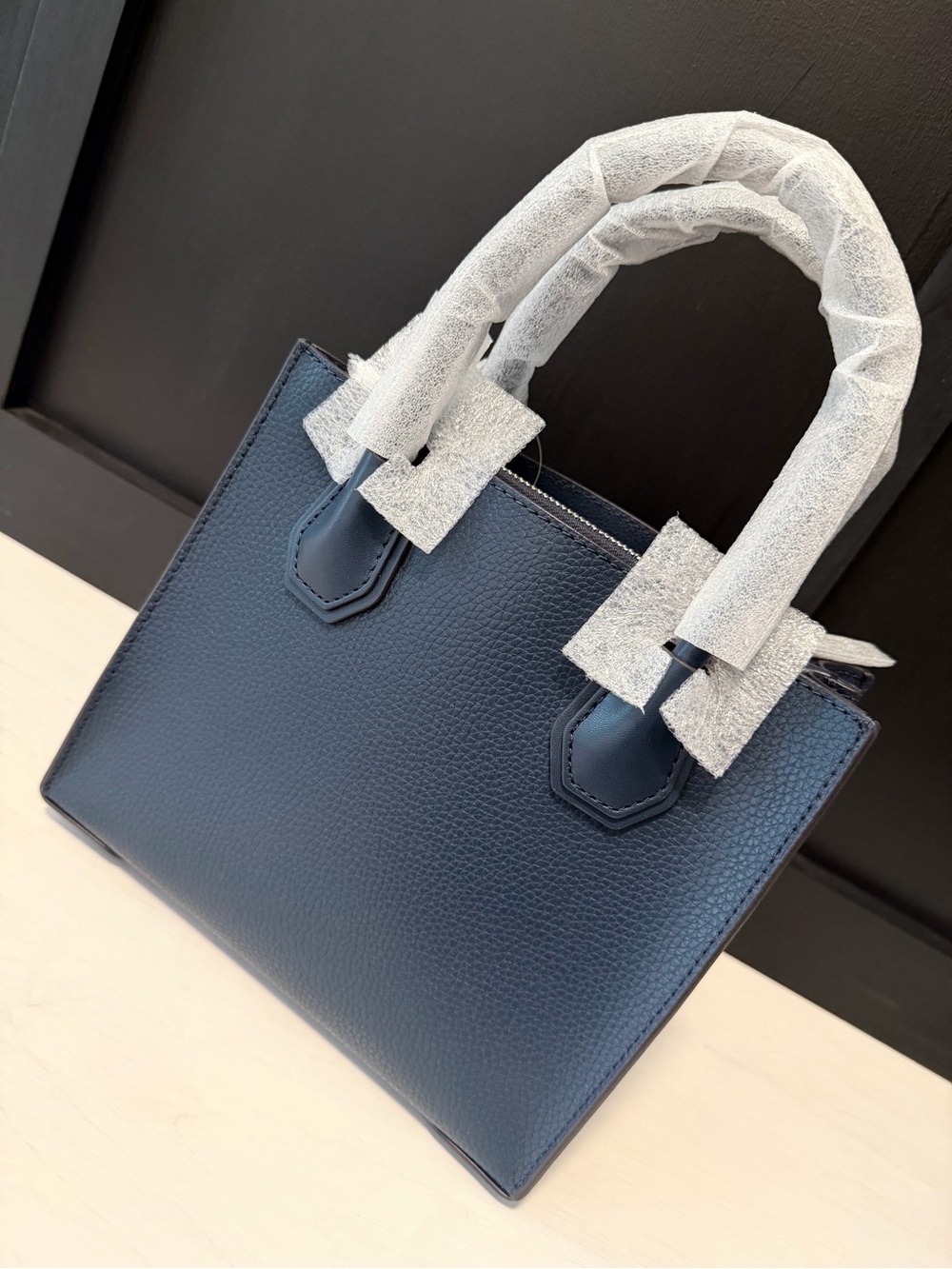NWT Michael Kors Mercer Medium Pebbled Leather Navy Crossbody - Picture 2 of 4
